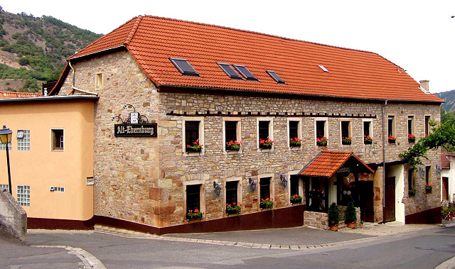 Restaurant Weingarten Veranstaltungsscheune. In der Veranstaltungsscheune finden regelmig kulturelle Events statt: Knstler und Interpreten wie Vronique Gayot, die Gruppe Backdoor, das Groove & Snoop-Quintett, die Fronalp-Chessler,  "Blues in der Scheune" mit Werner Dannemann, die "Red Hot Dixie Devils", die Jazzformation "Crme Crole" und der Blues Barde John Kirkbride haben das zahlreich anwesende Publikum begeistert.