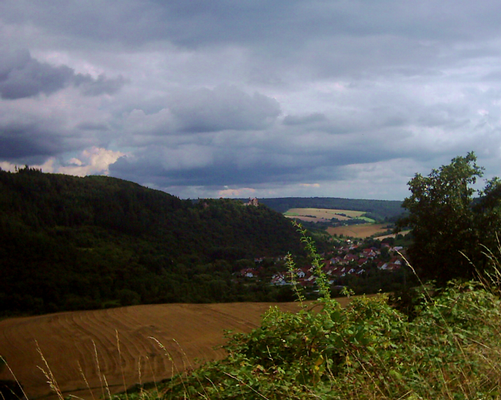 Altenbamberg - Der Ort liegt im Alsenztal. Im Norden befindet sich Bad Mnster am Stein-Ebernburg und sdlich liegt Hochsttten.
