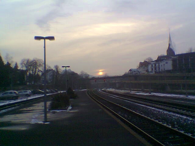 Bad Mnster am Stein-Ebernburg ist mit der Bahn sehr gut zu erreichen. Zge aus Bingen, Mainz, Kaiserslautern und Saarbrcken halten regelmig. Der Bahnhof liegt zentral in Bad Mnster.