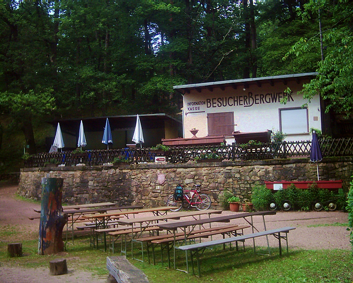 Das Besucherbergwerk ist von 01. April bis 01.November durchgehend geffnet. Es finden tglich Fhrungen von 10.00 Uhr - 17.00 Uhr (letzte Fhrung) statt. Auf Anmeldung werden auch Fhrungen in englisch, russisch, niederlndisch oder portugiesisch durchgefhrt. An Montagen (auer Feiertagen) ist das Besucherbergwerk Schmittenstollen GESCHLOSSEN. Das Besucherbergwerk befindet sich im Waldgebiet von Niederhausen, ca 5km von Bad Mnster am Stein entfernt.