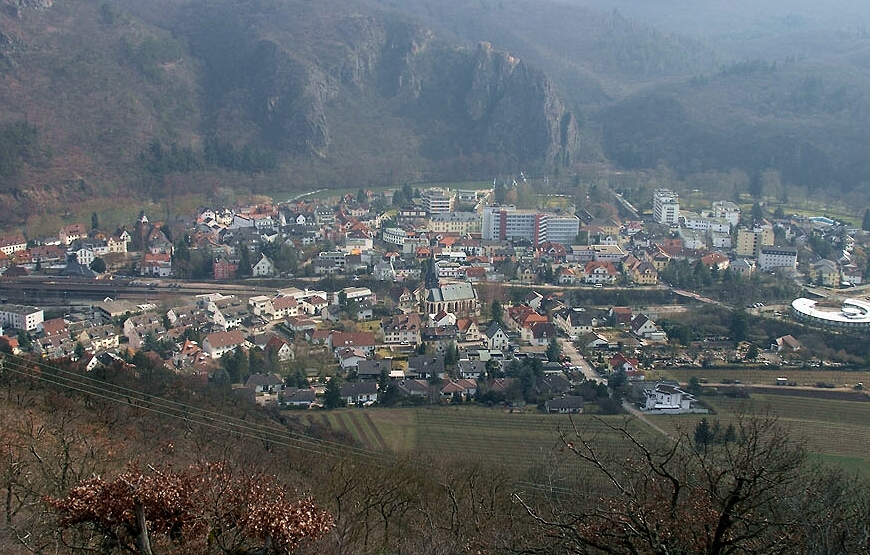 Bad Mnster am Stein-Ebernburg ist eine Kurstadt in Rheinland-Pfalz und Verwaltungssitz der gleichnamigen Verbandsgemeinde und liegt 6 km sdlich von Bad Kreuznach und 50 km sdwestlich von Mainz. Bad Mnster am Stein-Ebernburg erhielt am 29. April 1978 die Stadtrechte und besitzt die Anerkennung als Mineralheilbad und heilklimatischer Kurort.