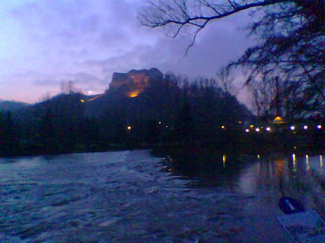 Die Burg Ebernburg gibt dem Stadtteil Ebernburg der Stadt Bad Mnster am Stein-Ebernburg in der Nahetal-Region in Rheinland-Pfalz seinen Namen. Sie befindet sich am sdstlichen Ortsrand auf einem Bergvorsprung oberhalb des Nahetals.