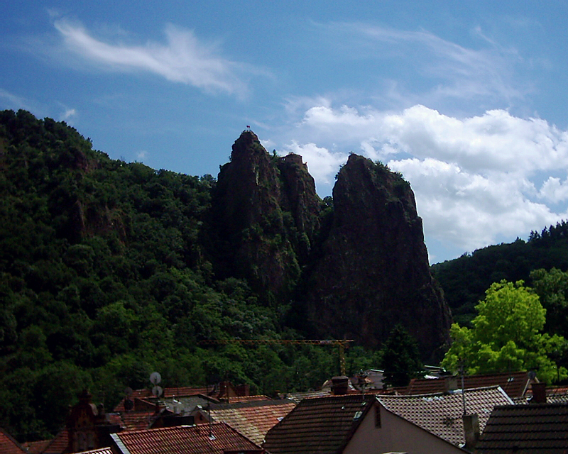 Der Rheingrafenstein ist eine 136 m hohe Porphyr-Felsformation an der Nahe gegenber von Bad Mnster am Stein-Ebernburg. Er zhlt geologisch zum Kreuznacher Massiv. Auf seiner Spitze steht die Ruine der im 11. Jahrhundert errichteten und 1688 zerstrten gleichnamigen Burg Rheingrafenstein. Sie ist das Wahrzeichen der Stadt Bad Mnster. Ein 200 Hektar groes Gebiet rund um die Felsformation wurde 1985 zum Naturschutzgebiet erklrt.Von Bad Mnster am Stein kommend, erreicht man den Rheingrafenstein ber einen Fuweg, nachdem man mittels einer handgezogenen Personenfhre ber die Nahe gesetzt ist. Alternativ besteht die Mglichkeit ber Bad Kreuznach der Rheingrafenstrae folgend, zu einem in der Nhe liegenden Parkplatz zu fahren und zur Burg und Aussichtsplattform zu wandern.